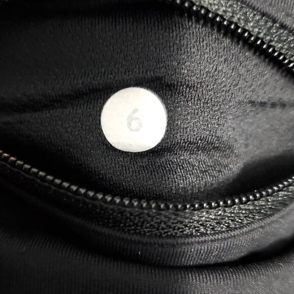 Lululemon Run Speed Short 4-Way Stretch Black Curious Jungle Black Floral Size 6 - Picture 4 of 6